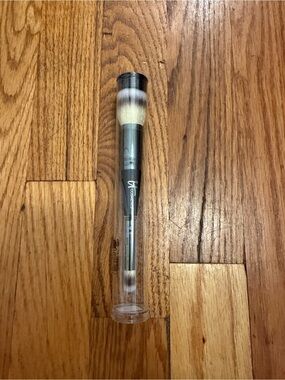 It Cosmetics 2 in 1 brush All Over Complexion Perfection Brush